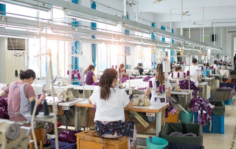 couturières dans une usine textile